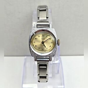 Womens Vintage Timex Bracelet Manual Wind Watch Silver Tone Running